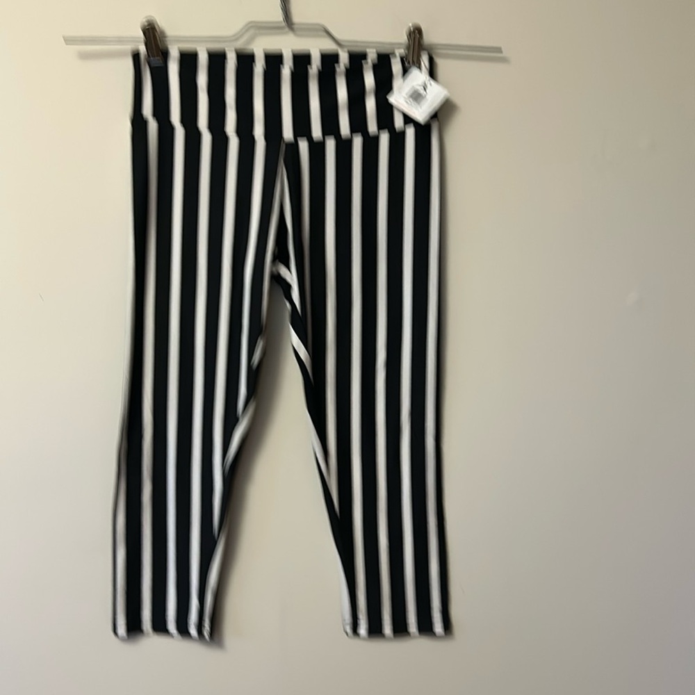 Sexy Basics Anywhere workout capris black an cream striped  size M